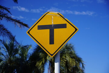 T字路の標識