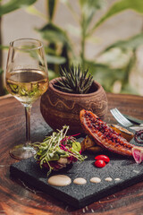 Pulpo y copa de vino