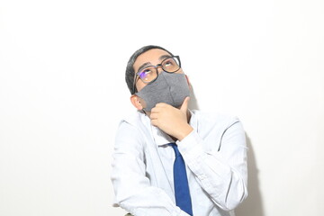 在宅ワークをしながら考える葛藤するマスクをしたビジネスマン