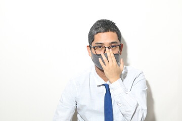 葛藤するマスクをしたビジネスマンの希望と絶望と悩み