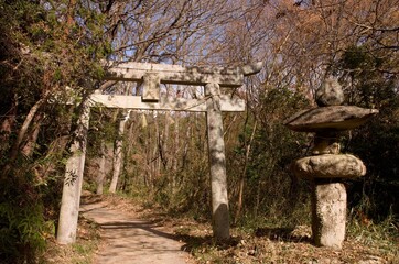 高倉神社（岡山県岡山市北区牟佐）の鳥居と石灯籠