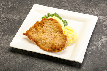 Crispy chicken schnitzel with mashed potato