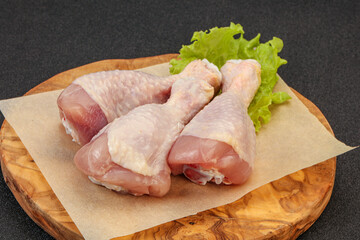 Raw chicken drumsticks for cooking