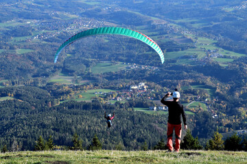Ein Paragleiter kurz nach dem Start auf dem Schöckl bei Graz