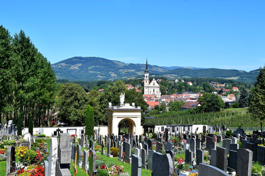 Blick vom Friedhof in Pischelsdorf (Oststeiermark) auf die Pfarrkirche und im Hintergrund der Kulm