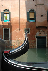 Fototapeta na wymiar The canals of Venice are animated by gondolas, boats, ferries and are the setting for all the artistic and architectural beauties of this magical and unique city.