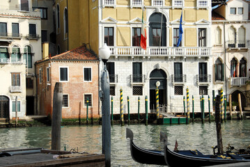 Fototapeta na wymiar On the Grand Canal there are wonderful Venetian-style buildings; the Rialto fish market is a place of great charm.