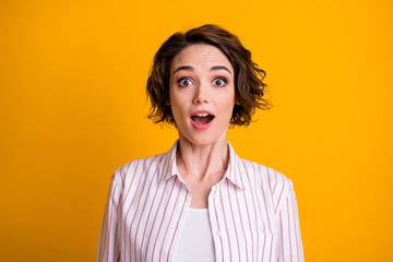 Portrait of astonished girl hear unbelievable novelty open mouth scream wow omg wear good look outfit isolated over vivid shine color background