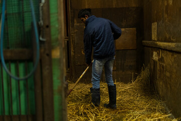 作業中の飼育員