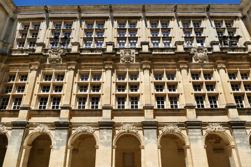 Façade intérieure du château de Suze-La-Rousse
