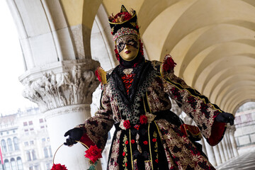 Obraz premium Venice, Italy - February 17, 2020: An unidentified woman in a carnival costume in Piazza San Marco attends at the Carnival of Venice.
