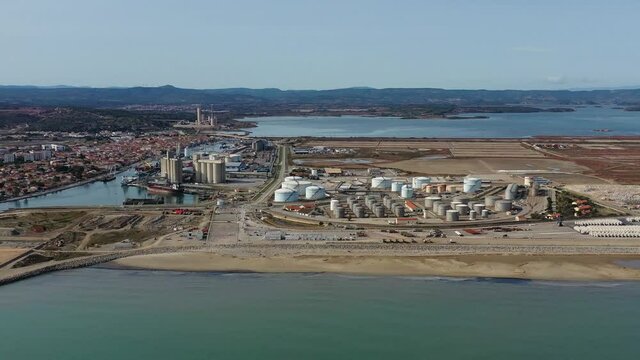 Survol de la zone portuaire de Port-la-nouvelle, plages du Languedoc (Occitanie, France)