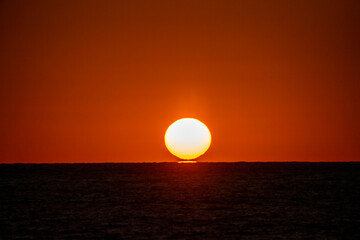 礼文島　カランナイ岬の日本海に沈むサンセットでのダルマ夕陽