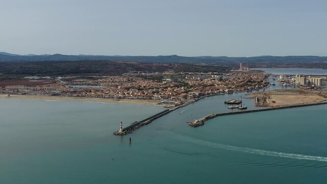 Survol de la zone portuaire de Port-la-nouvelle, plages du Languedoc (Occitanie, France)