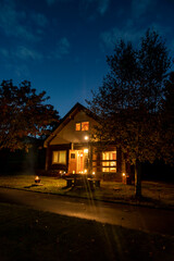 夕方の焚き火と山小屋