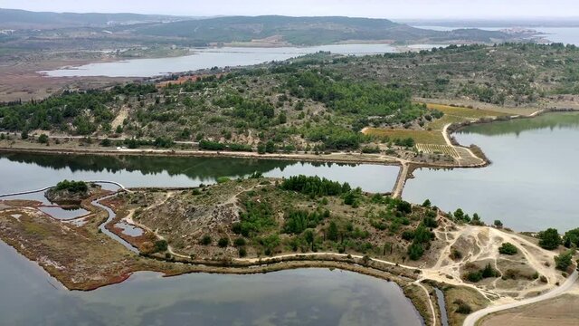 survol de l'&eacute;tang de Bages pr&egrave;s de Peyriac-de-Mer