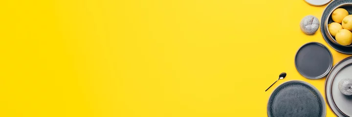 Verschiedene graue leere Keramikplatten auf gelbem Hintergrund, trendige Farben 2021, Bannergröße, Draufsicht, Kopierraum © manuta