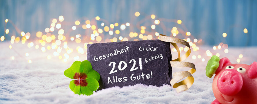 Frohes Neues Jahr 2021  -  Karte zum Neujahr mit Glückwünschen, Glücksklee und Glücksschwein im Schnee
