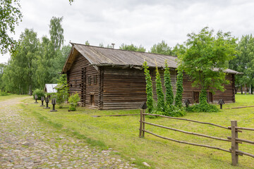 Obraz premium view of the old wooden houses in the park of Russian art in Kostroma, photo was taken on a cloudy summer day