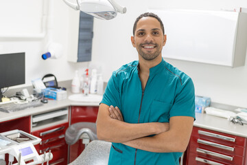 Obraz premium Black dentist in a dental clinic