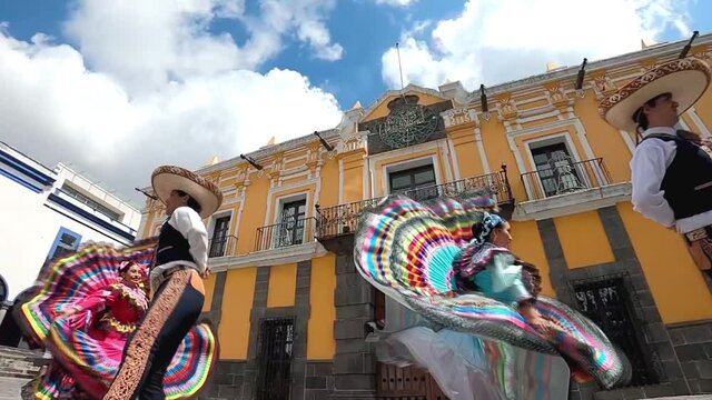 Mexican folk dance, Mexican dancers, Downtown Puebla, Jarabe Tapatio, Jalisco - Bailarines de danza folcl&oacute;rica