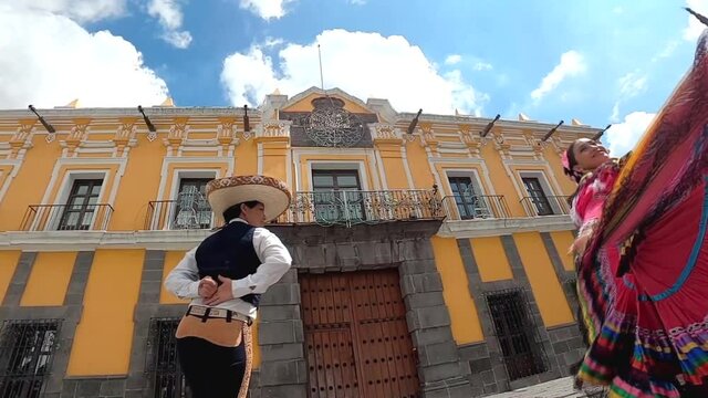 Mexican folk dance, Mexican dancers, Downtown Puebla, Jarabe Tapatio, Jalisco - Bailarines de danza folcl&oacute;rica