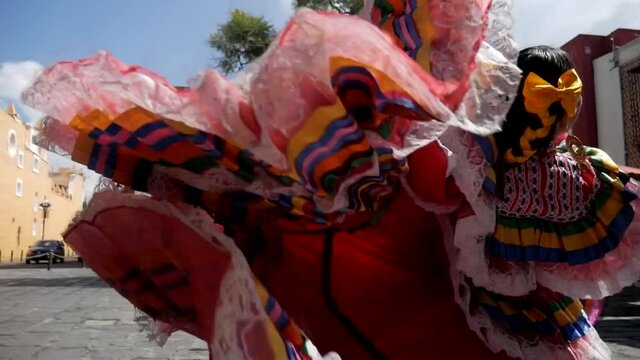 Mexican folk dance, Mexican dancers, Downtown Puebla, Jarabe Tapatio, Jalisco - Bailarines de danza folcl&oacute;rica