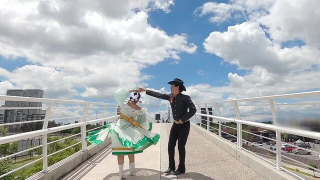 Mexican folk dance, Mexican dancers, Downtown Puebla, Polka Sinaloa - Bailarines de danza folcl&oacute;rica Angelopolis Mexico