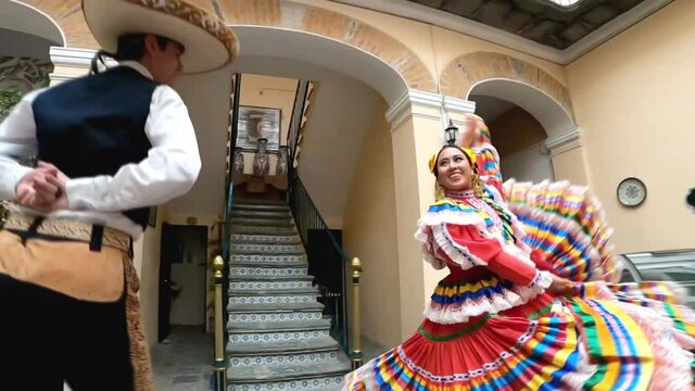 Mexican folk dance, Mexican dancers, Downtown Puebla, Jarabe Tapatio, Jalisco - Bailarines de danza folcl&oacute;rica