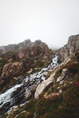 Cascade dans la brume en montagne