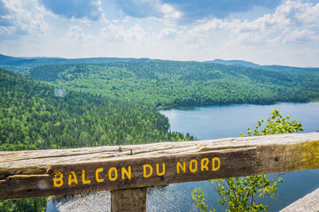 Obraz premium Mont Brassard hike in Parc Regional des 7 chutes in Quebec. This 8.5 kilometers hike offers great view of the typical nordic landscape, The sign says 