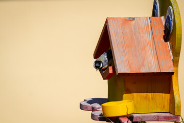 Eine Kohlmeise, Meise fliegt zu ihren Vogelhaus um ihren Nachwuchs zu füttern.