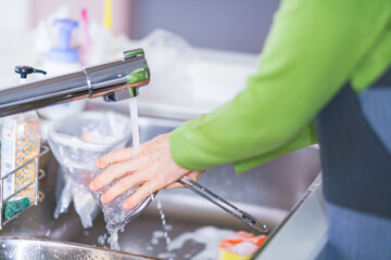 食器洗い　水仕事　シニア　女性　日本人