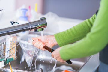 食器洗い　水仕事　シニア　女性　日本人