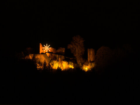 Mittelalterliche Ruine bei Nacht an Weihnachten