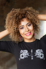 chica modelo afro morena y rubia modelo
