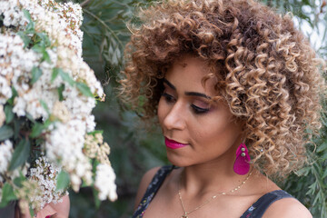 chica modelo afro morena y rubia modelo