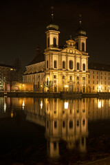 Obraz na płótnie Canvas Jesuitenkirche an der Reuss, Nachtaufnahme, Luzern, Schweiz