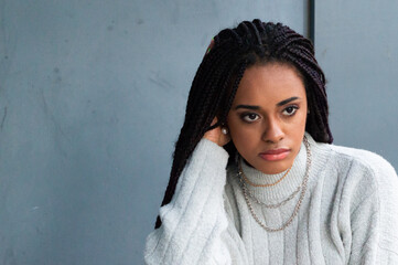 mujer negra con tranzas rastras modelo