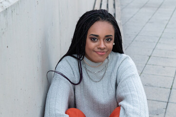 chica afro americana con pelo rastra