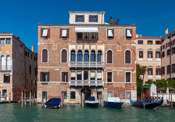 Fototapeta na wymiar Venice. Old houses over the canal.
