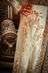 Mujer arabe en boda con vestido de encaje joyas y decoración henna en las manos