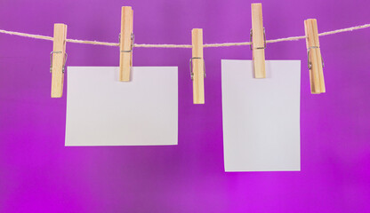 Cart&otilde;es de lembrete em branco pendurados no varal