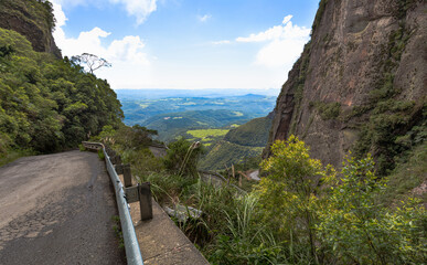 Vale com estrada na montanha