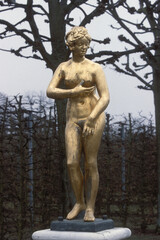 Fototapeta na wymiar Figur im Skulpturenpark des grossen Gartens in Hannover-Herrenha