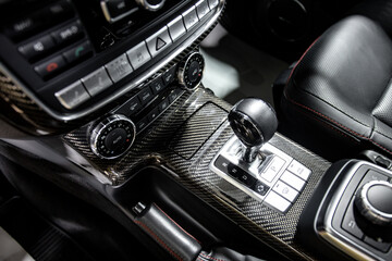Obraz na płótnie Canvas close-up of the car interior gear lever