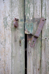 Stalltür mit Riegel und Vorhängeschlosß