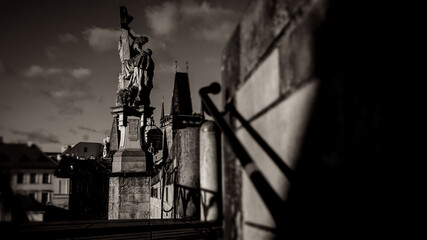 Künstlerisch gestaltete Schwarz-Weiß-Aufnahmen von Prag: Brückenfigur