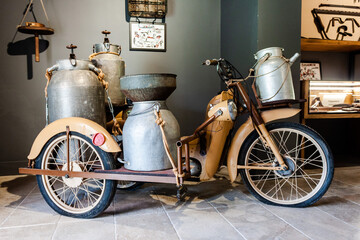 Un'antica motocicletta adattata per la raccolta del latte in Cilento