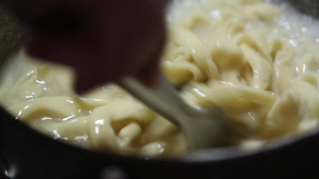 Preparing Asian noodles in a pot, close up video